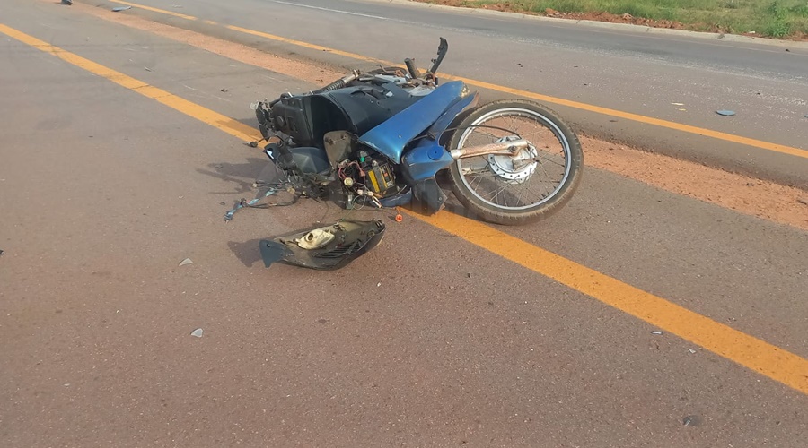 Imagem: Moto envolvida no acidente Motociclista realiza manobra indevida e fica ferido em acidente