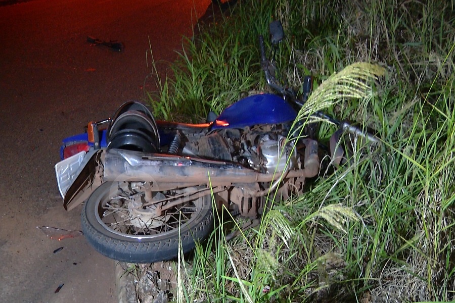 Imagem: Motocicleta envolvida no acidente 1 Motociclista tem perna dilacerada após invadir preferencial e causar acidente