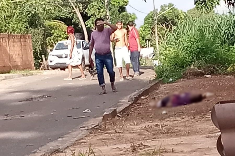 Imagem: O jovem morreu no local Jovem segurava uma criança de colo quando foi abordado por criminosos e executado no meio da rua