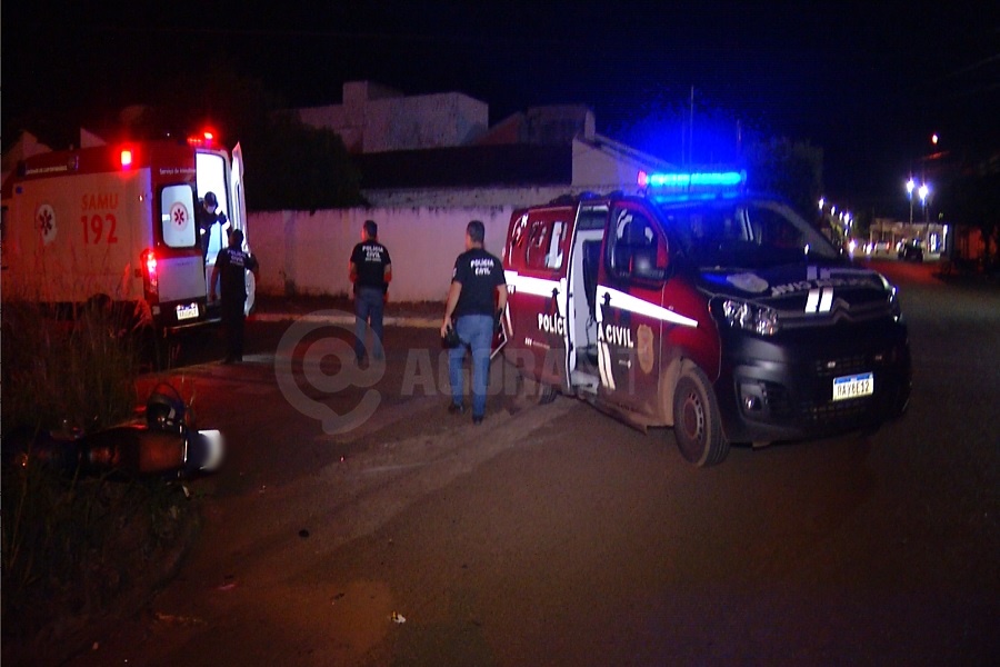 Imagem: Policia Civil e Samu no local do acidente Motociclista tem perna dilacerada após invadir preferencial e causar acidente