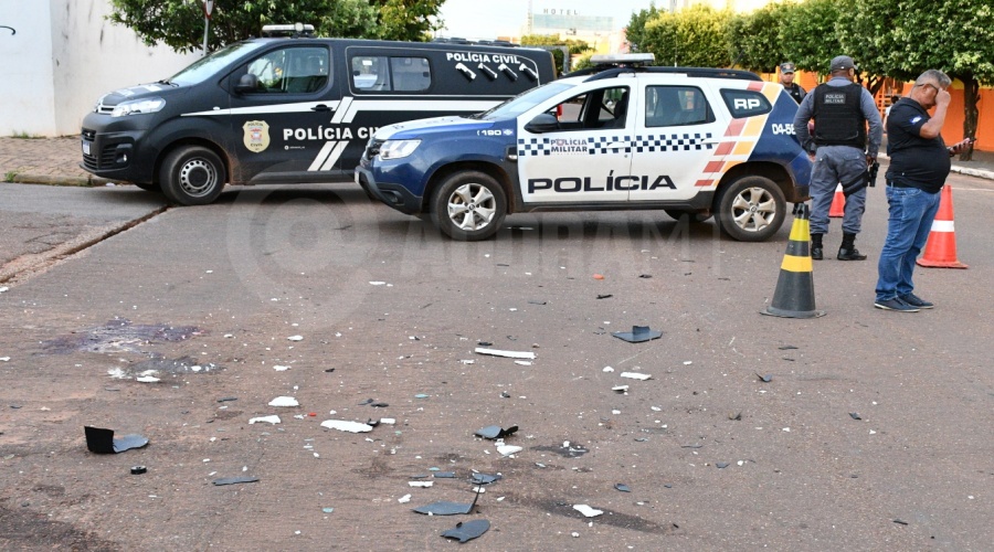 Imagem: Policia Civil e militar no local do acidente Motorista de caminhão invade a preferencial e deixa motociclista gravemente ferido