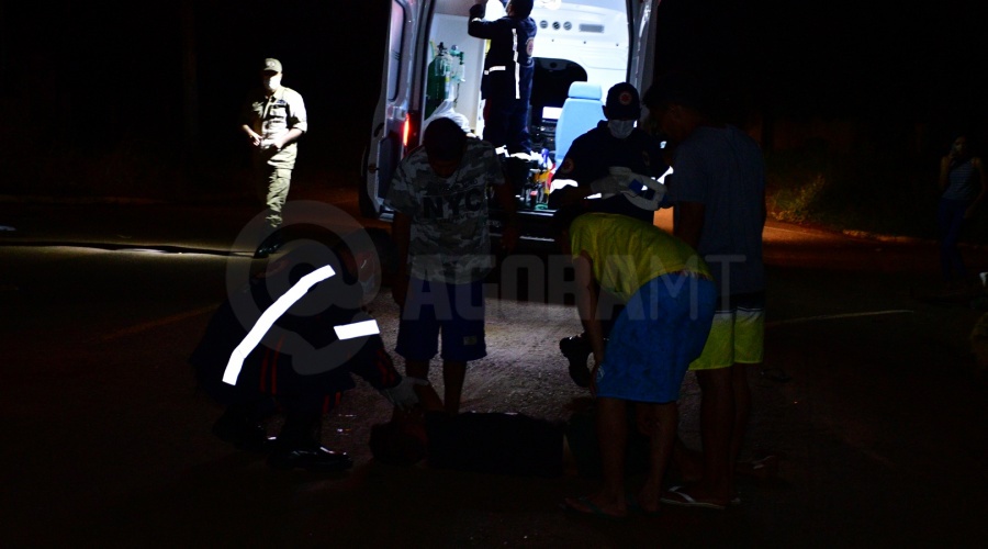 Imagem: Populares reclamaram da falta de iluminacao no local Ciclista fica em estado grave após colisão frontal com motocicleta