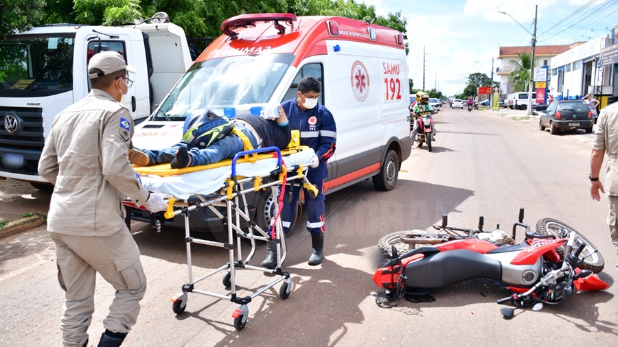 Imagem: acidente Goiania Motociclista fica ferido após bater em traseira de carro que fazia conversão