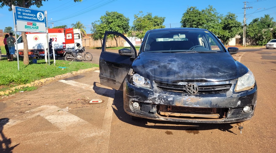 Imagem: acidente2 Motociclista fica ferido após ser atingido por carro em rotatória