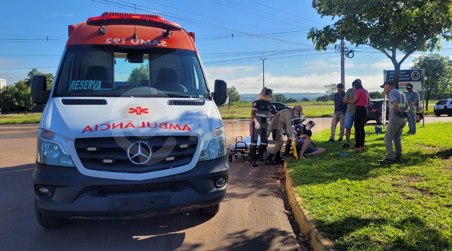 Imagem: acidente3 Motociclista fica ferido após ser atingido por carro em rotatória