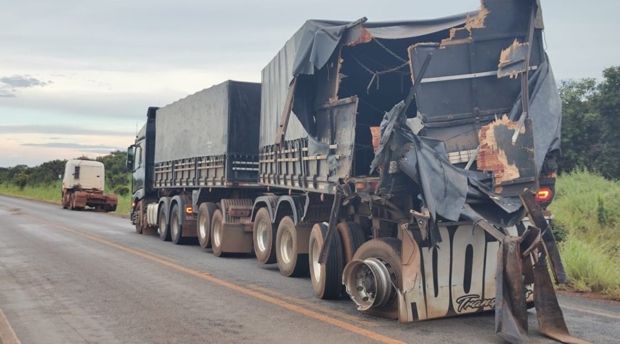 Imagem: caminhao 1 Motorista fica preso às ferragens e morre após colisão entre carretas