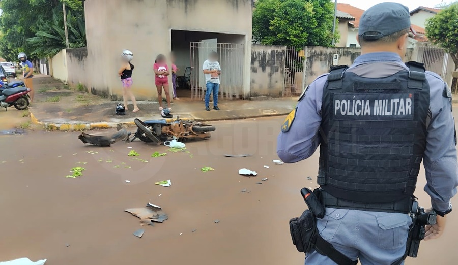 Imagem: moto cidente2 Mãe e filha adolescente ficam feridas após acidente com carro