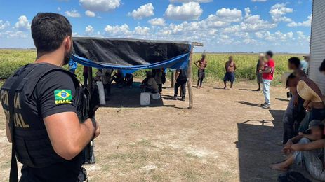 Trabalhadores escravos resgatados em fazenda no Rio Grande do Sul.