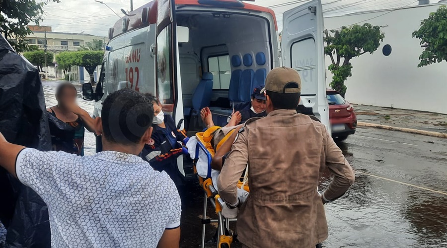 Imagem: samu acidente Motociclista fica ferido após bater na lateral de carro em cruzamento