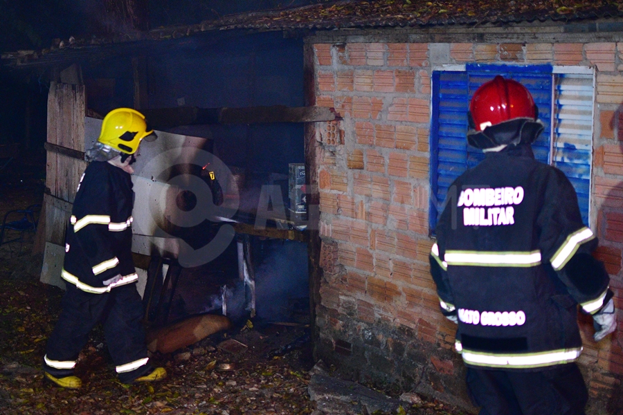 Imagem: Bombeiros contendo Incendio em Residencia 01 Briga por valor de aluguel teria motivado tentativa de homicídio em Rondonópolis