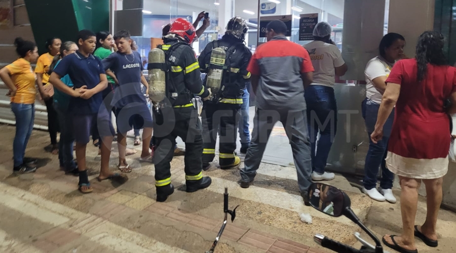 Imagem: Bombeiros entrando no supermercado Polícia Civil prende autor de bombas em supermercados e apreende artefatos explosivos