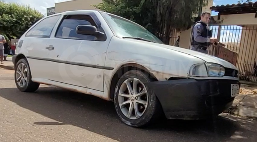 Imagem: Carro que o suspeito tinha furtado Homem é espancado por populares após furtar veículo; ele também é suspeito de ter roubado uma casa e feito vítimas reféns