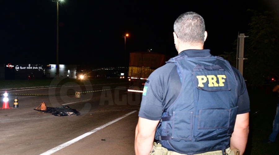 Imagem: Motociclista morreu no local Motociclista morre após ser arrastada por carreta durante contorno em rotatória