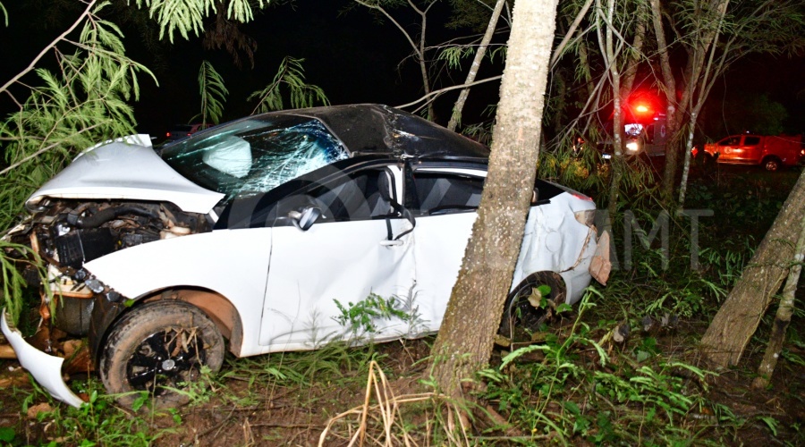 Imagem: O carro bateu em algumas arvores apos a mulher perder o controle Mulher fica ferida após perder o controle e bater veículo em árvores