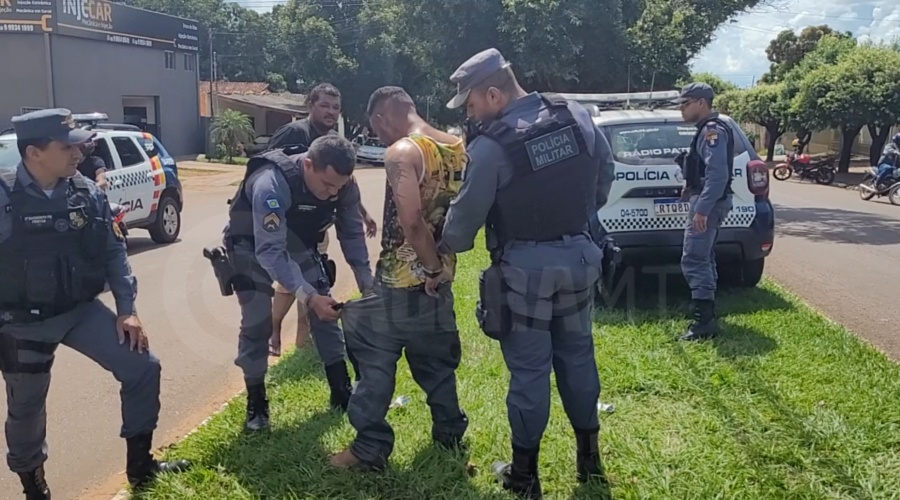 Imagem: PM revistando o suspeito Homem é espancado por populares após furtar veículo; ele também é suspeito de ter roubado uma casa e feito vítimas reféns