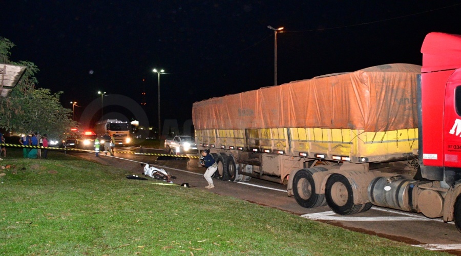 Imagem: PRF isolou o local do acidente Motociclista morre após ser arrastada por carreta durante contorno em rotatória