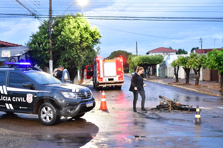 Imagem: Policia civil em local de acidente Moto pega fogo após colisão com caminhão em cruzamento