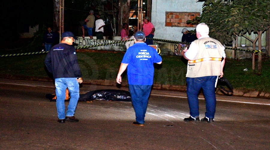 Imagem: Politec no local do acidente Motociclista morre após ser arrastada por carreta durante contorno em rotatória