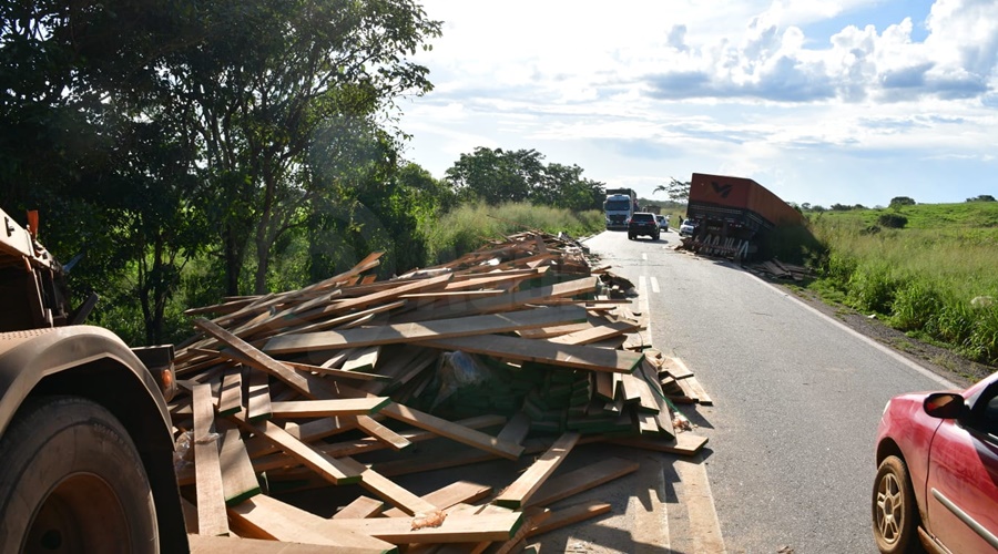 Imagem: aci3 Motorista de carreta fica preso às ferragens após acidente na BR-364