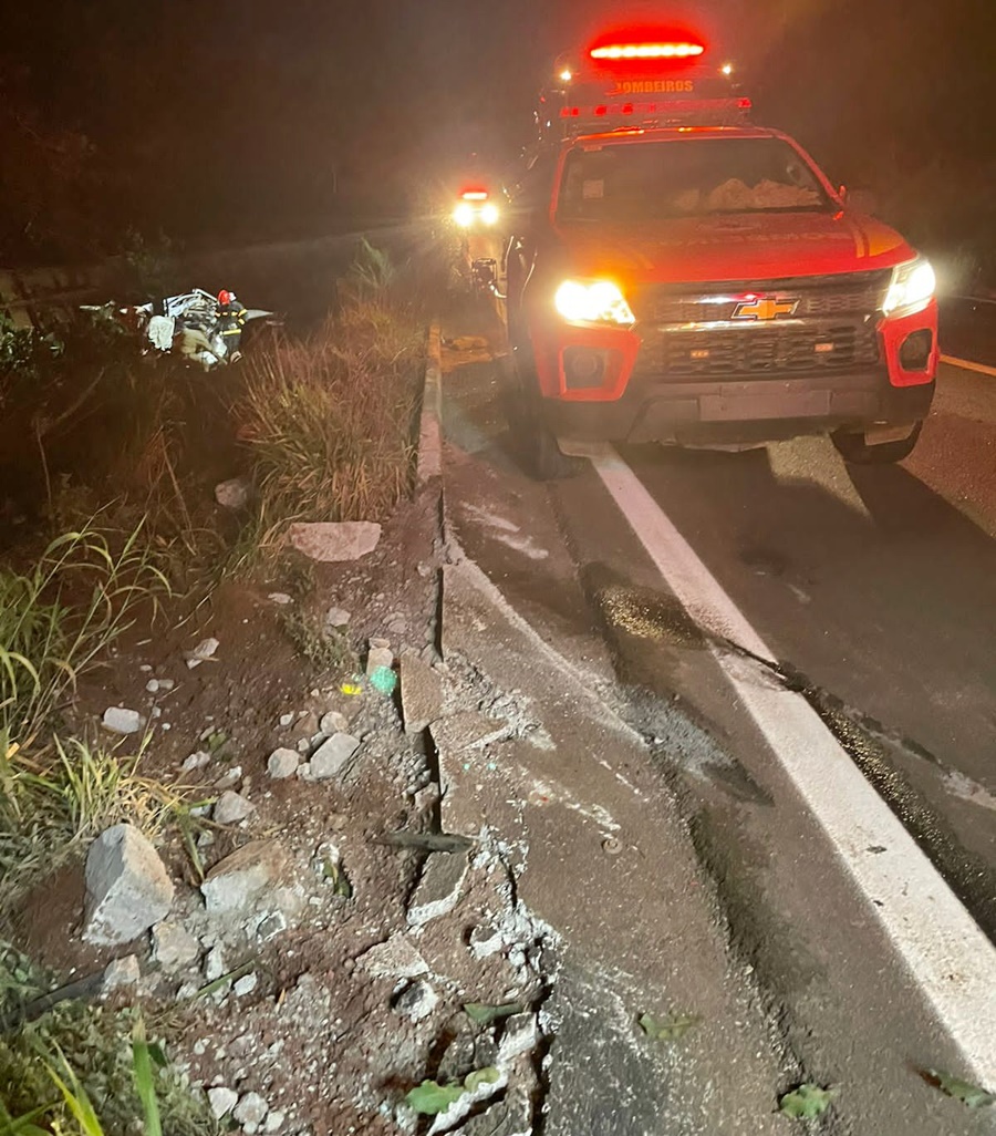 Imagem: bombeiros2 Motorista morre preso às ferragens após batida entre caminhonete e carreta na BR-070