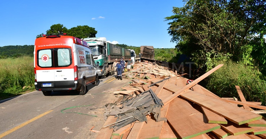 Imagem: carretaaa Motorista de carreta fica preso às ferragens após acidente na BR-364