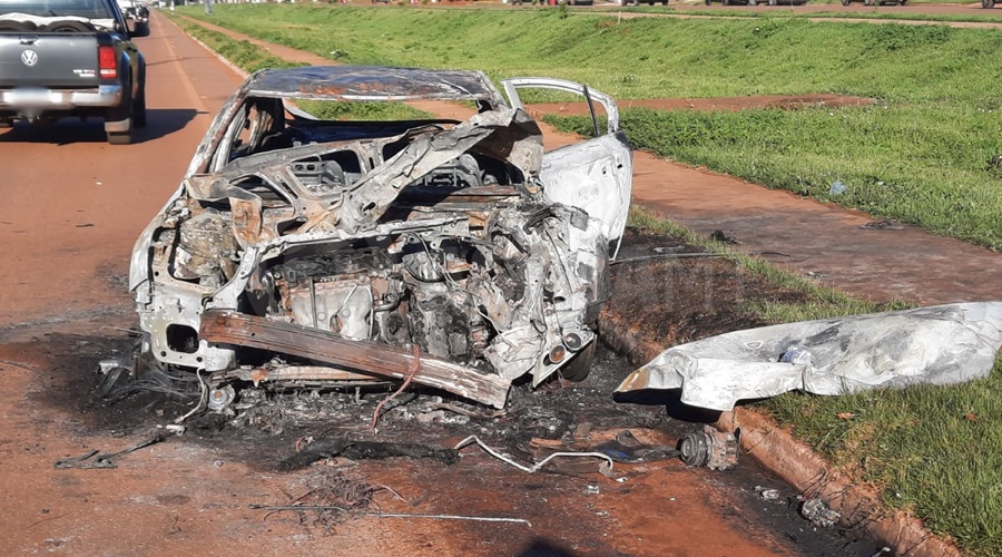 Imagem: carro queimado2 Carro conduzido por adolescente pega fogo após acidente na Avenida dos Estudantes