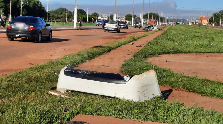 Imagem: destrocos Carro conduzido por adolescente pega fogo após acidente na Avenida dos Estudantes