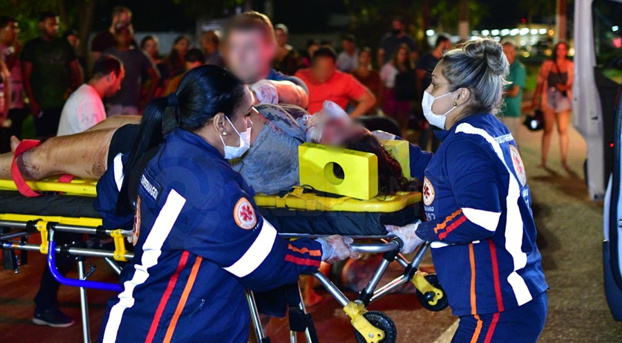 Imagem: muler socorrida Motociclistas ficam feridos e perdem muito sangue em acidente na avenida dos Estudantes