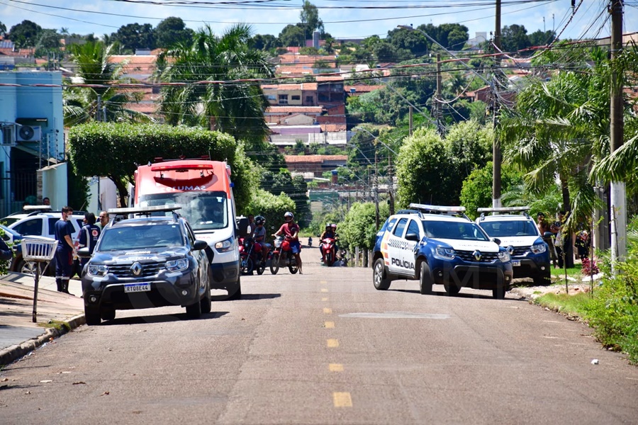 Imagem: viaturas casa Trio que praticou cárcere privado durante tentativa de roubo é identificado e têm várias passagens pela polícia