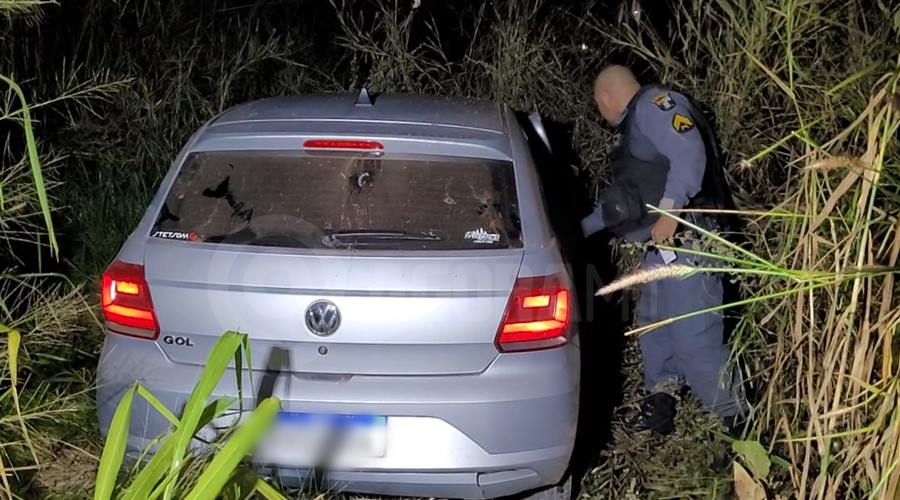 Imagem: Carro da vitima no meio do mato abandonado pelos suspeitos Após assalto, criminoso morre em confronto com a Polícia em Rondonópolis