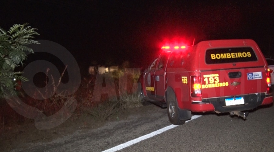 Imagem: Corpo de Bombeiros no local do acidente Motorista morre após perder controle e capotar caminhonete