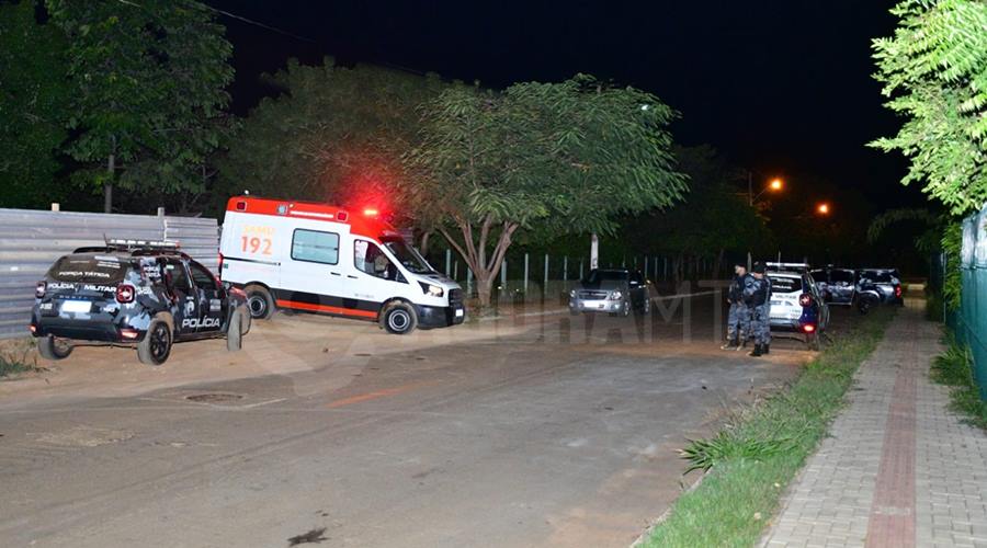 Imagem: Momento que o Samu socorria o suspeito baleado Após assalto, criminoso morre em confronto com a Polícia em Rondonópolis