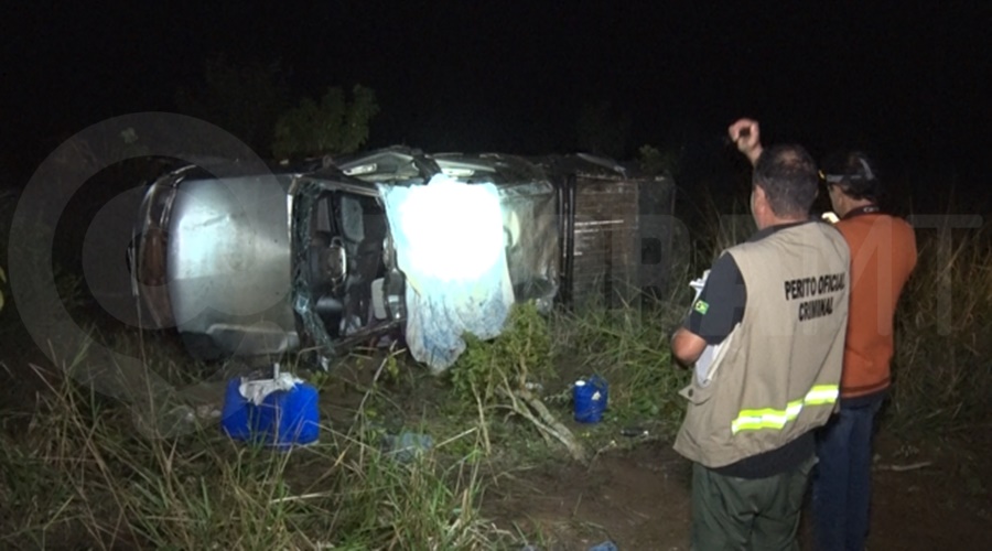 Imagem: Pericia no local do acidente Motorista morre após perder controle e capotar caminhonete