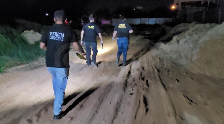 Imagem: Peritos no local do confronto Após assalto, criminoso morre em confronto com a Polícia em Rondonópolis