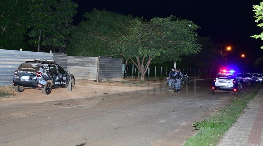 Imagem: Policia isolando o local do fato Após assalto, criminoso morre em confronto com a Polícia em Rondonópolis