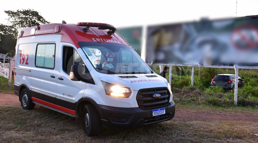 Imagem: Veiculo Fit perdeu o controle e passou embaixo de uma placa de propaganda Casal fica ferido após se envolver acidente com caminhão no Jardim das Flores