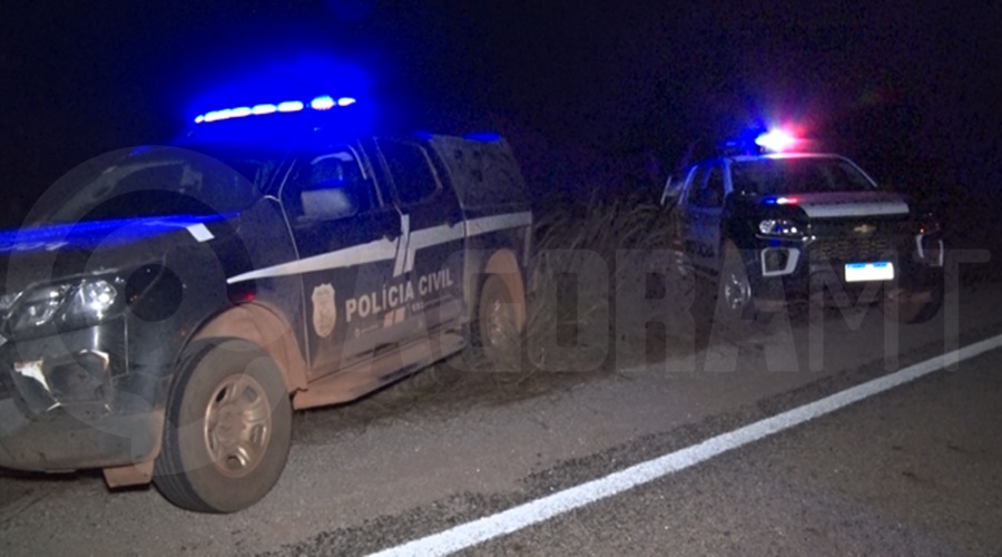 Imagem: Viaturas da Policia Civil e Policia Militar Motorista morre após perder controle e capotar caminhonete