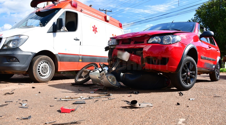 Imagem: a11 Motociclista é arremessada e moto vai parar embaixo de carro após batida em rotatória