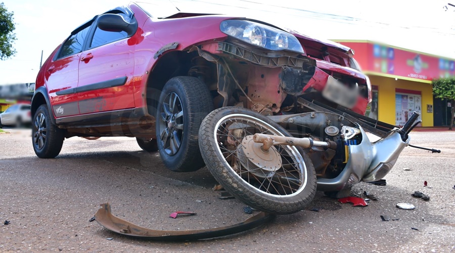 Imagem: aaaaa22 Motociclista é arremessada e moto vai parar embaixo de carro após batida em rotatória