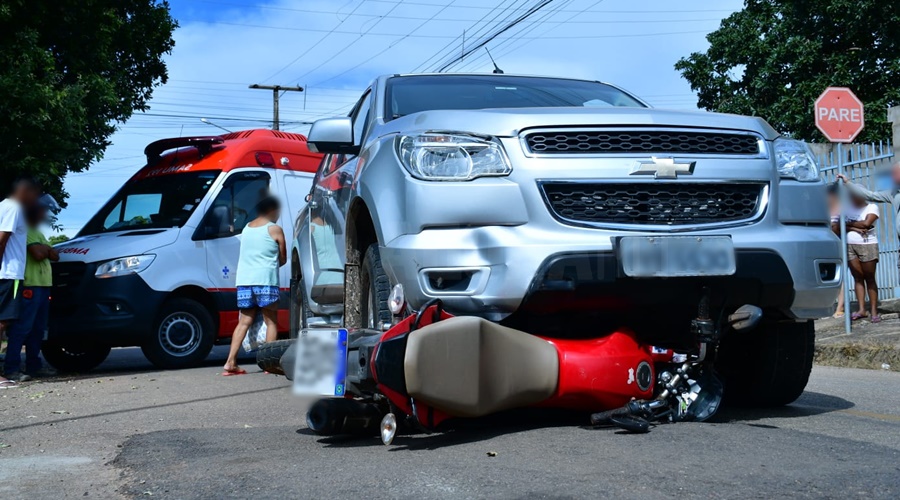 Imagem: aaaaaa Moto vai parar embaixo de caminhonete após acidente no Jardim Progresso