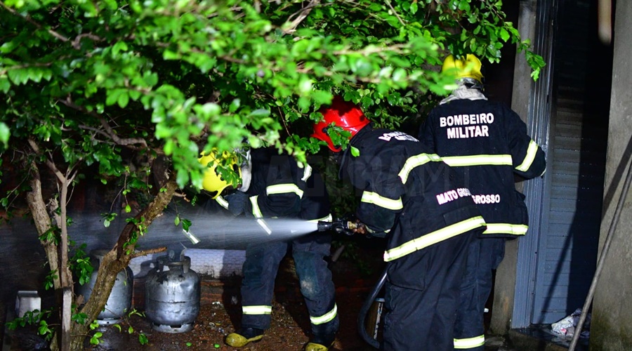 Imagem: bombeiro Fábrica de salgados pega fogo no Jardim Nilmara