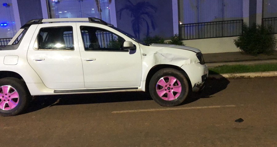 Imagem: carro2 Colisão entre moto e carro deixa jovem ferida em cruzamento