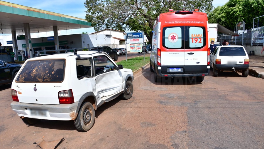 Imagem: carros envolvidos Jovem de 19 anos fica ferido após acidente entre carros na Médice