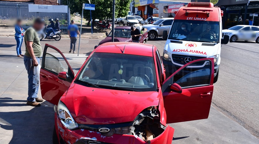 Imagem: fiat 1 Criança de 8 anos fica ferida após colisão em cruzamento