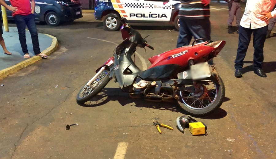 Imagem: moto biz Colisão entre moto e carro deixa jovem ferida em cruzamento