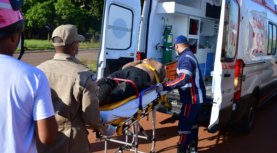 Imagem: vitima 2 Motociclista fica ferido após bater na traseira de caminhão caçamba