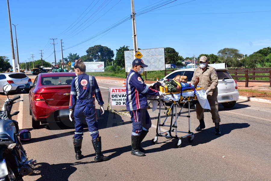 Imagem: vitima levada Motociclista é socorrida após bater em traseira de carro na avenida dos Estudantes