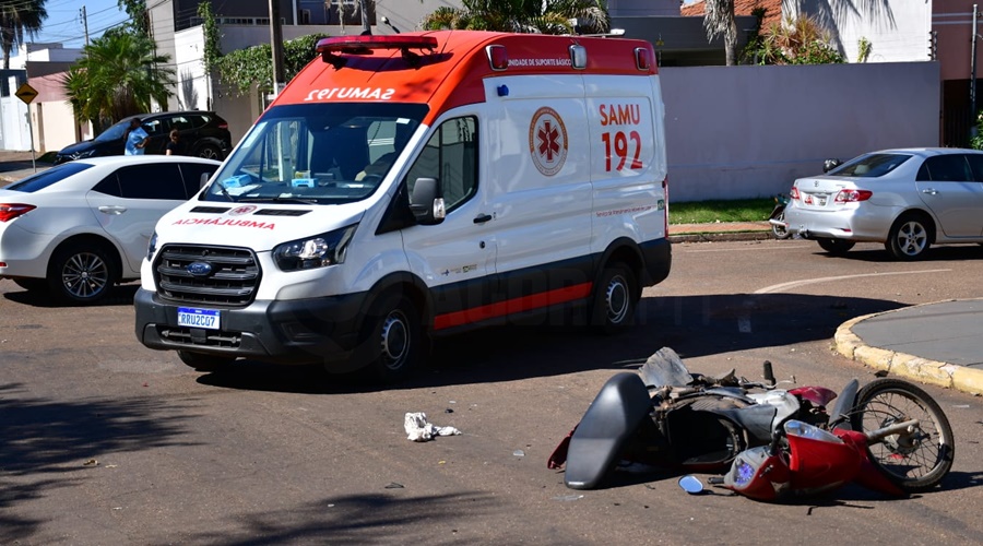 Imagem: Biz destruida Motociclista é arremessada contra placa e sofre fratura exposta em acidente