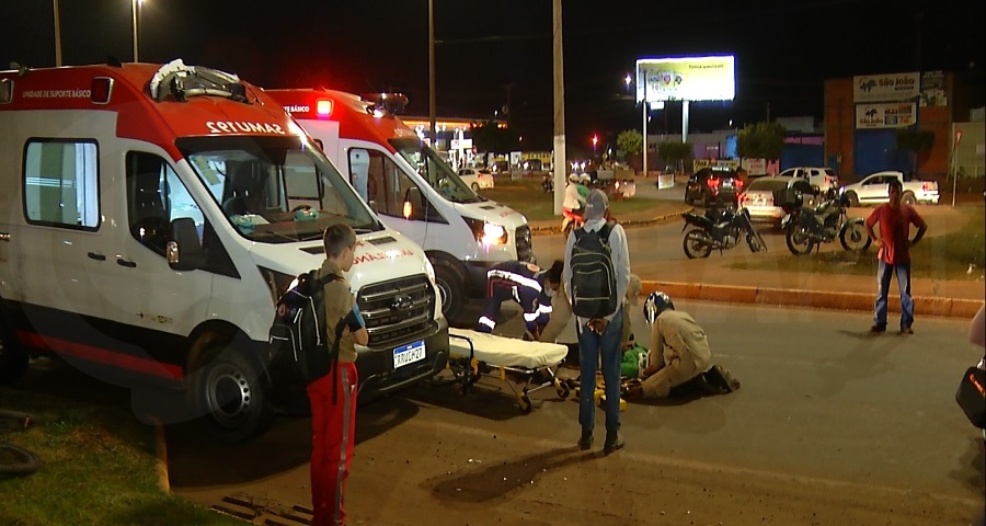 Imagem: Ciclista sendo socorrido Grave acidente deixa duas pessoas feridas na Avenida dos Estudantes