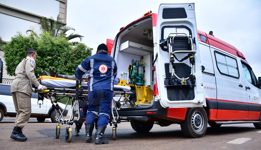 Imagem: Vitima socorro Motociclista bate em traseira de veículo e é socorrida pelo Samu